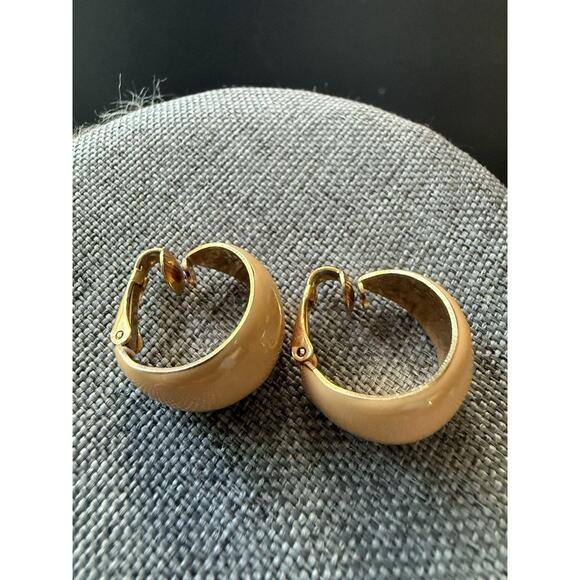 Vintage Jewelry - Vintage Enamel Hoop Earrings Clip On Beige Gold Tone Classic Career Workwear